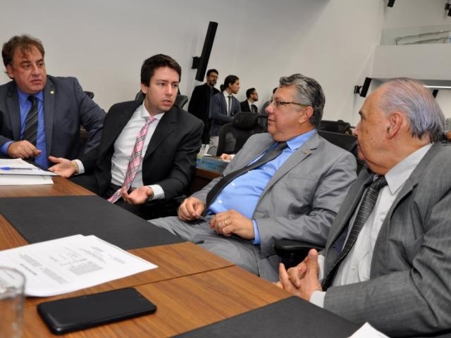 Deputados Neno Razuk (PTB), João Henrique Catan (PL), autor do projeto, Evander Vendramini (PP) e Londres Machado (PSD), durante sessão (Foto: Luciana Nassar/ALMS)